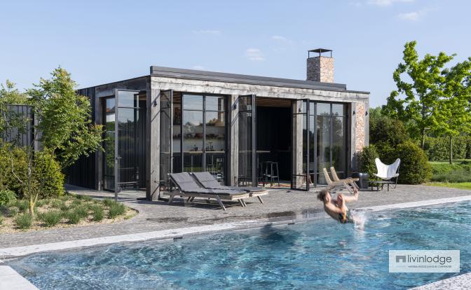 Pool house en chêne au design contemporain