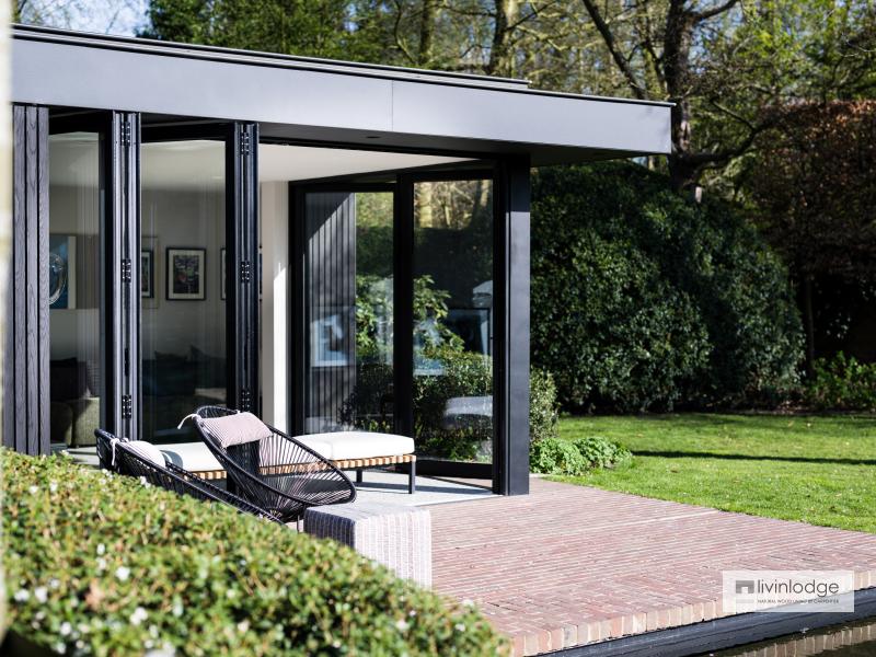 L’aluminium noir et le bois noir s’harmonisent parfaitement