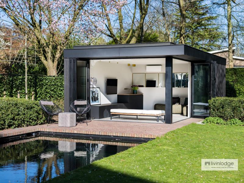 Pool house aux lignes épurées et au design intemporel baigné de lumière