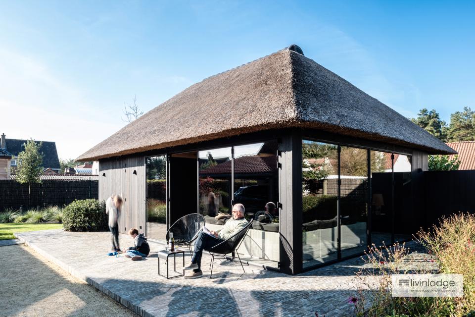 Poolhouse avec toit de chaume et bardage en frêne themro-traité Le Coq