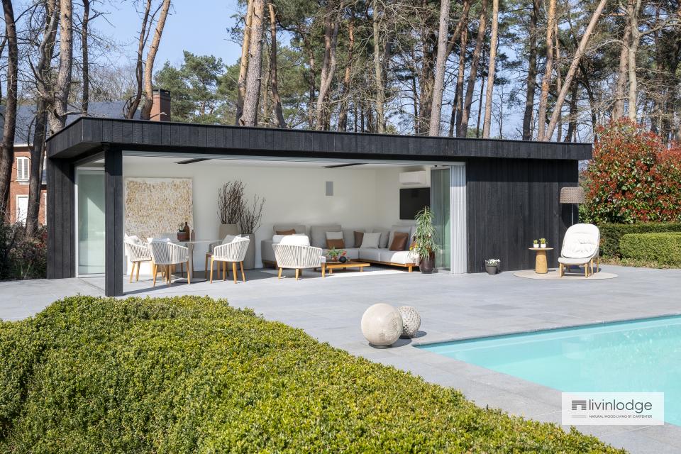 Pool house moderne et confortable en bois brûlé