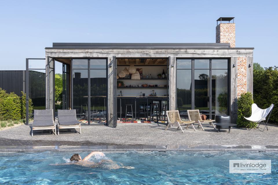 Pool house en chêne au design contemporain