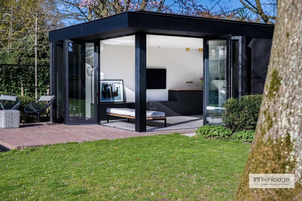 Pool house moderne avec grandes baies vitrées et finition noire épurée