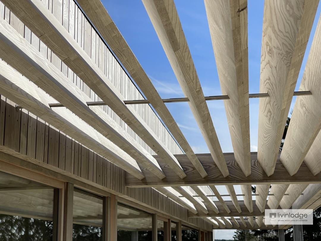 Terrasse couverte moderne en guise de protection solaire